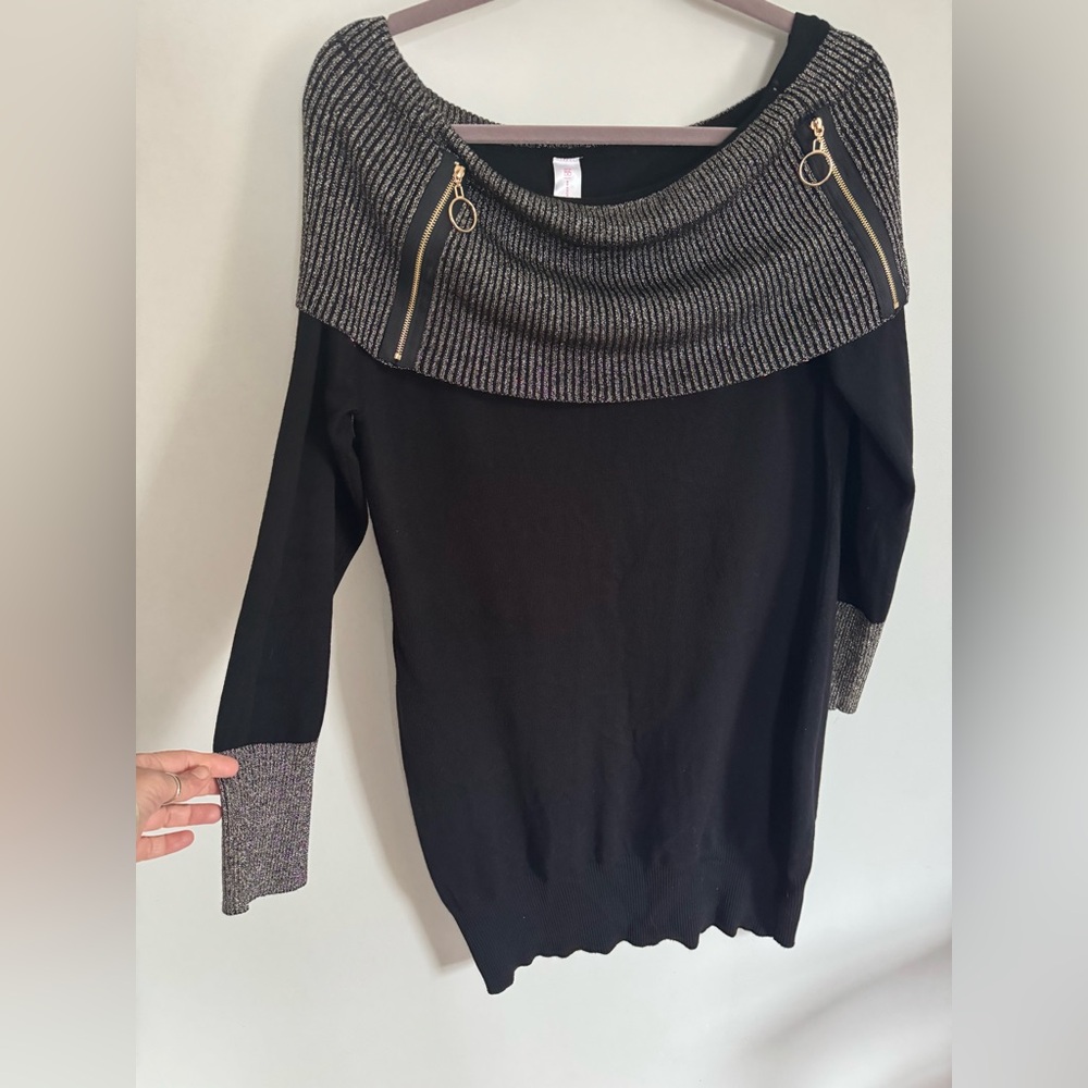 Black and Gold  Off-Shoulder long slouchy Sweater with zipper detail Size XXL